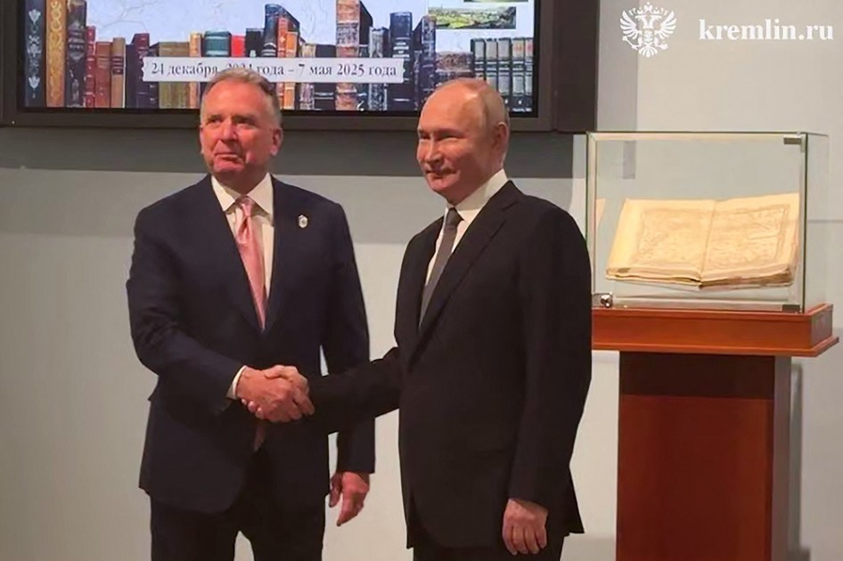 Nesta imagem extraída de um vídeo divulgado pelo Kremlin em 11 de abril de 2025, o presidente da Rússia, Vladimir Putin, aperta a mão do enviado do presidente dos EUA, Donald Trump, Steve Witkoff, durante uma reunião em São Petersburgo.