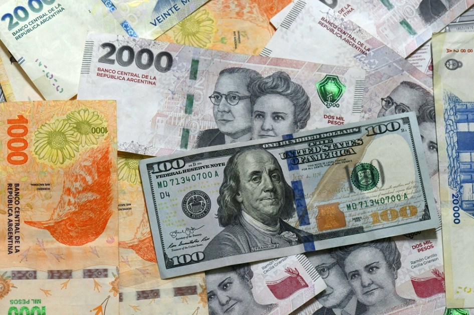 notas de 20.000 pesos argentinos, 2.000 pesos argentinos, 1.000 pesos argentinos e 100 dólares americanos