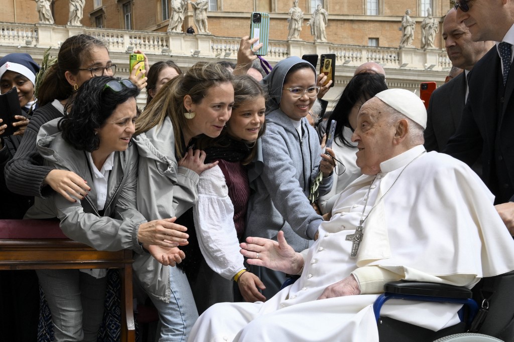 Papa Francisco faz aparição surpresa na missa do Domingo de Ramos