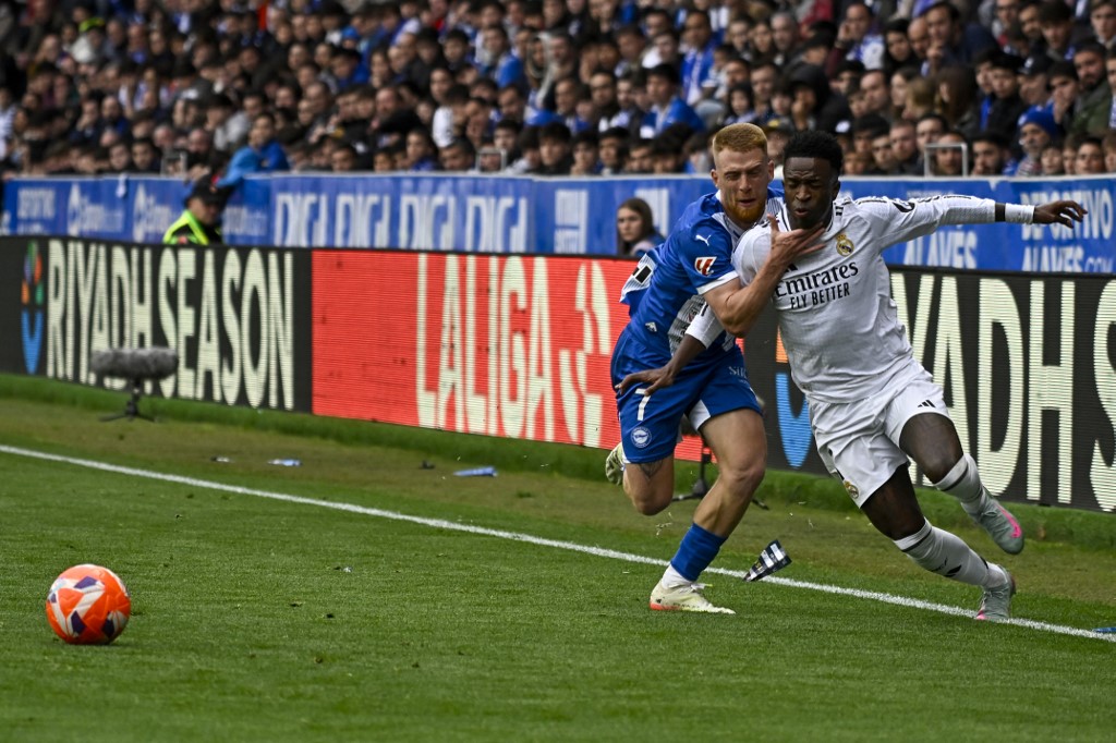 Real Madrid vence Alavés e continua na cola do Barcelona no Espanhol