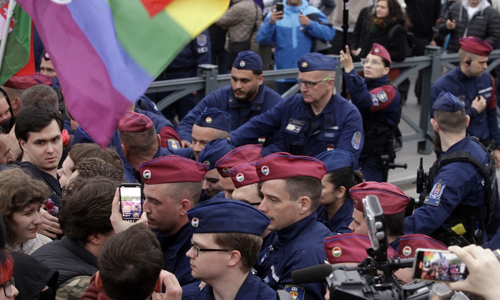 Hungria reforma Constituição para restringir direitos LGBTQIAPN+