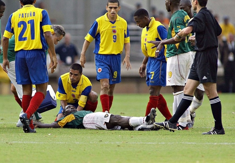 Marc-Vivien Foé caído no gramado