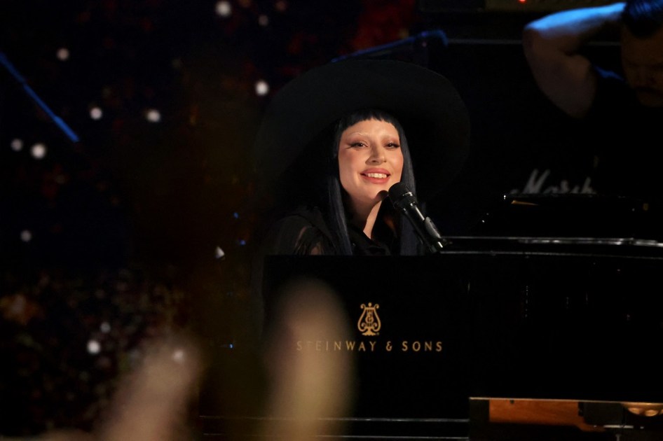 Lady Gaga se apresenta no palco durante o concerto beneficente FIREAID para auxílio aos incêndios na Califórnia
