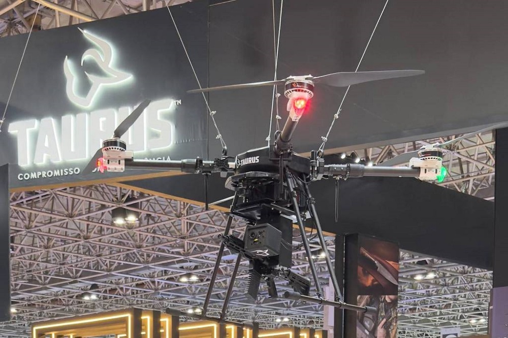 Taurus lança drone militar capaz de levar fuzil e metralhadora
