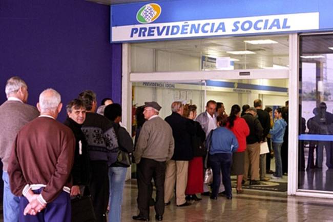 Idosos esperam em fila no INSS