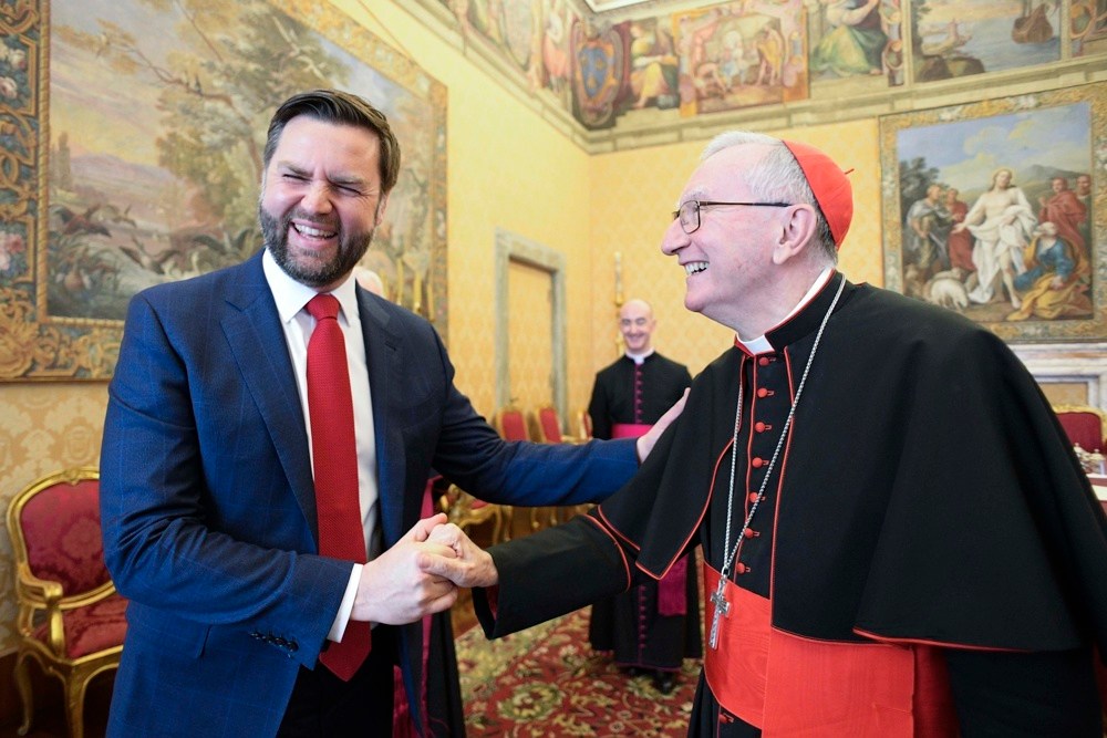 JD Vance discute questão dos refugiados durante visita ao Vaticano