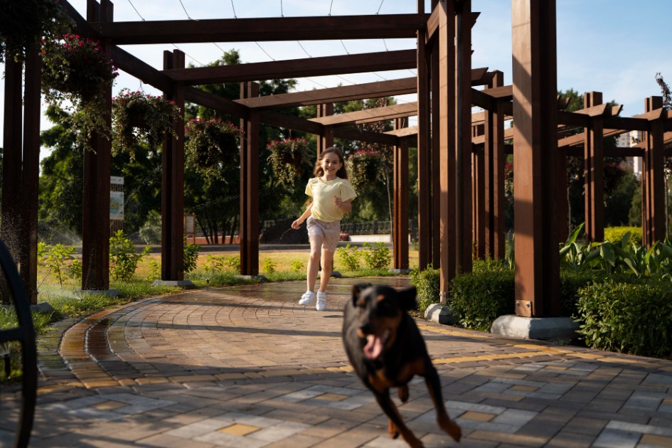 Menina com cachorro