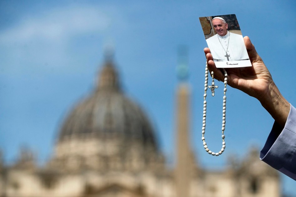 Uma monja mostra uma foto do papa Francisco