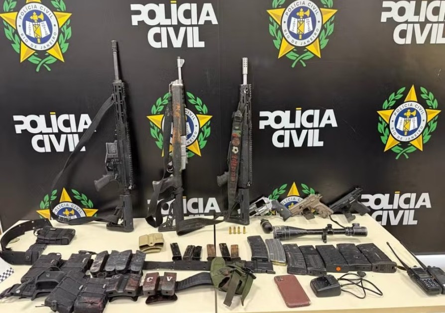 Fuzis e carregadores apreendidos durante a operação policial em Duque de Caxias