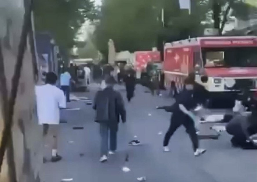 Captura de vídeo que mostra o momento após um atropelamento em massa contra uma multidão que participava de um festival de rua na cidade de Vancouver
