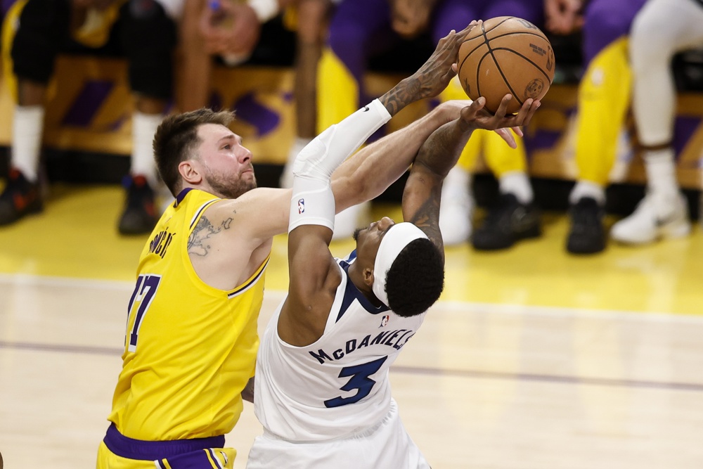 Luka Doncic brilha e garante vitória dos Lakers nos playoffs da NBA