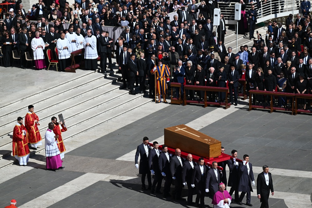 Papa Francisco é sepultado em cerimônia reservada na Basílica de Santa Maria Maggiore