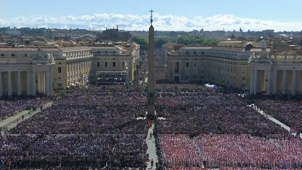 Fiéis lotam Praça de São Pedro para funeral do Papa Francisco