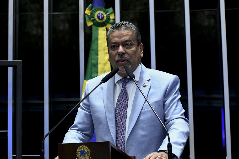 Senador propõe programa para ampliar voos regionais na região Norte