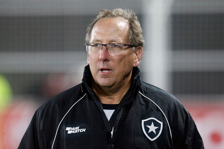 Textor em campo na Argentina com blusa do Botafogo