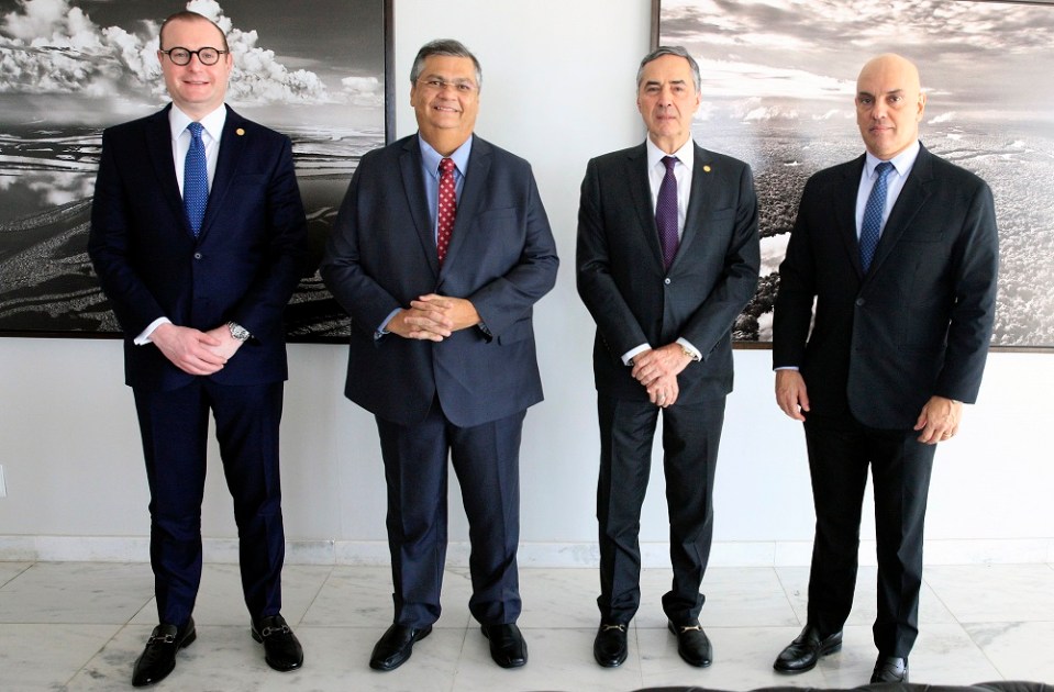 Ministros Luís Roberto Barroso, Cristiano Zanin e Alexandre de Moraes recebem Flávio Dino, que teve o nome aprovado para o Supremo