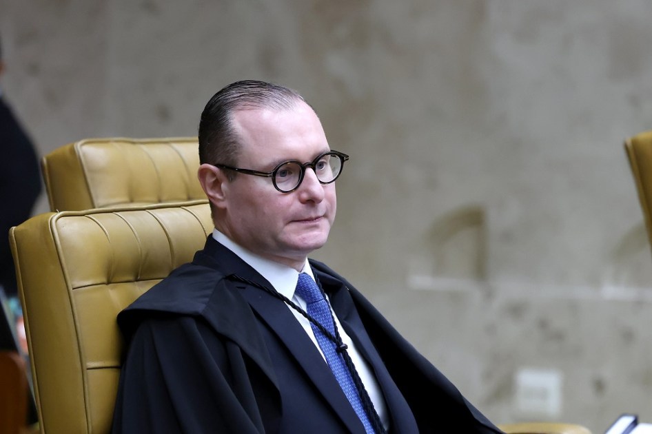 Ministro Cristiano Zanin durante sessão plenária do STF