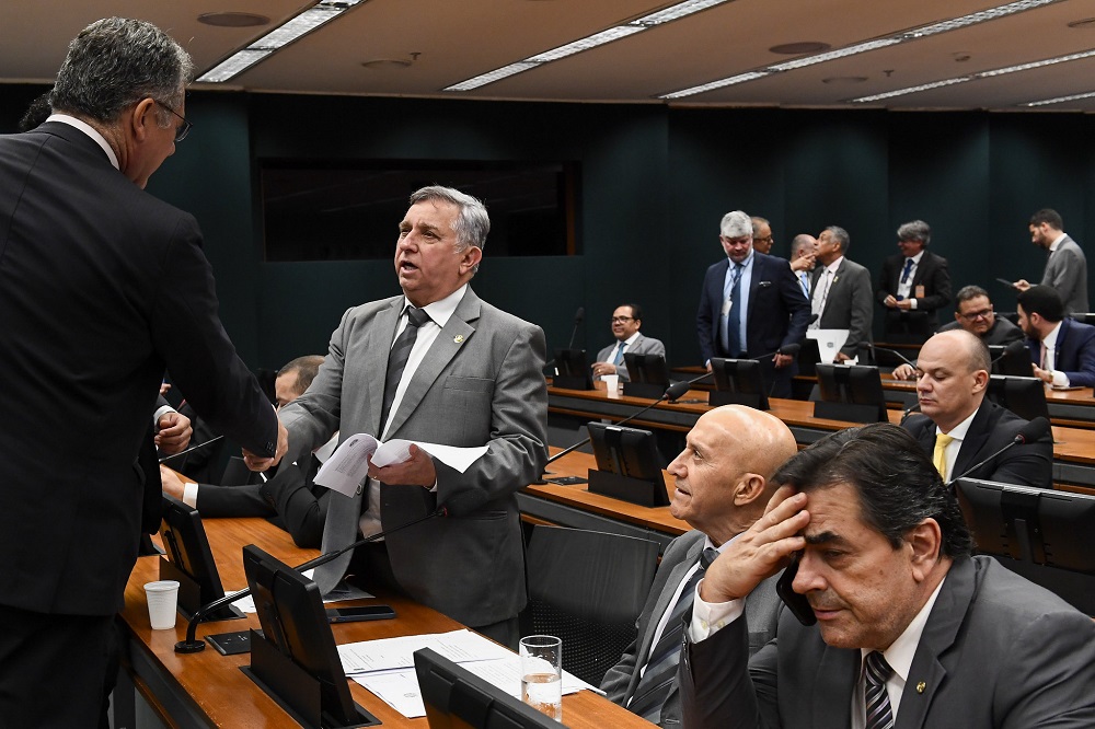 Izalci Lucas anuncia que pedirá abertura de CPI sobre venda do Banco Master