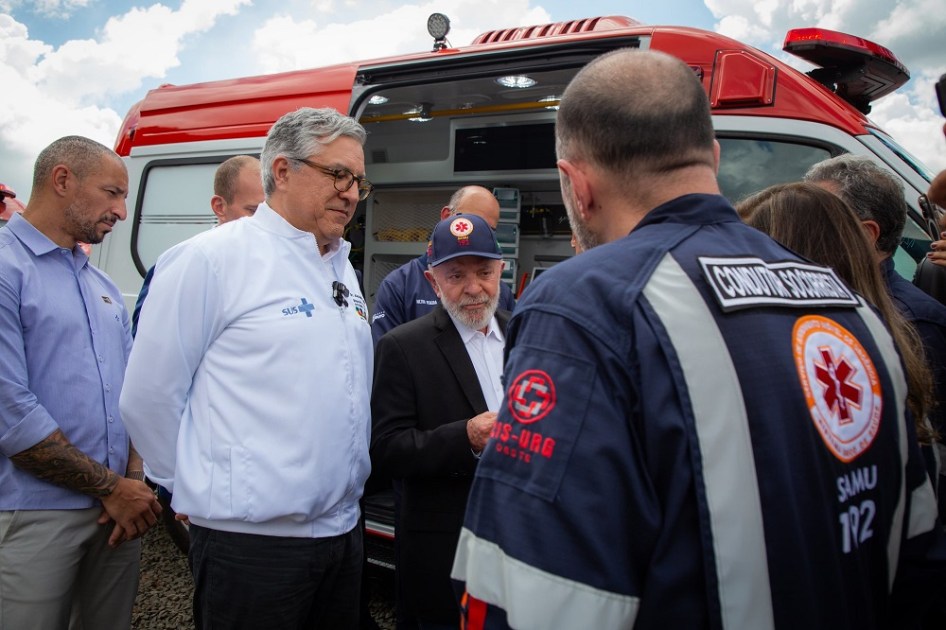 O ministro da Saúde, Alexandre Padilha, acompanha Lula em cerimônia de entrega de ambulâncias do Samu em Sorocaba