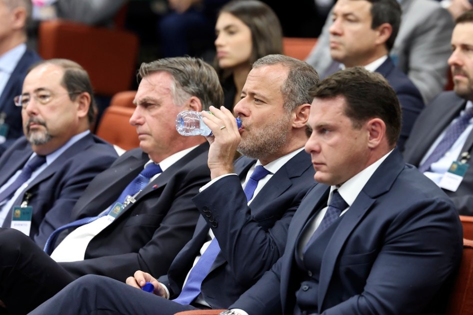 Jair Bolsonaro acompanha o julgamento da suposta trama golpista no plenário do STF
