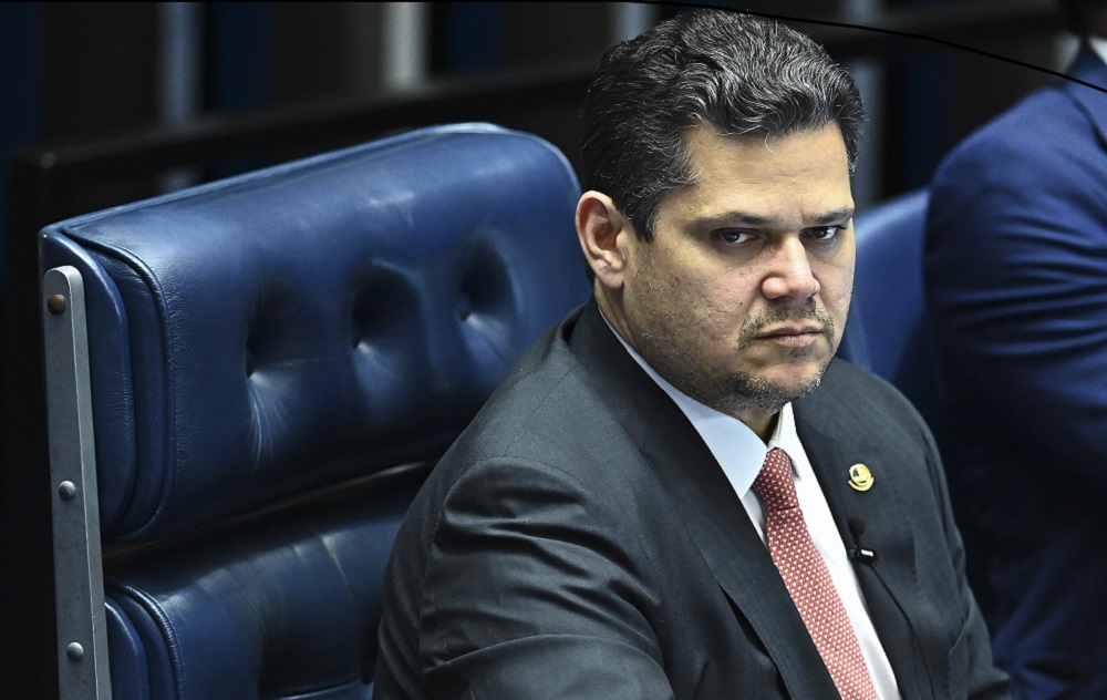 Alcolumbre vai pedir autorização ao STF para parlamentares visitarem Braga Netto na prisão