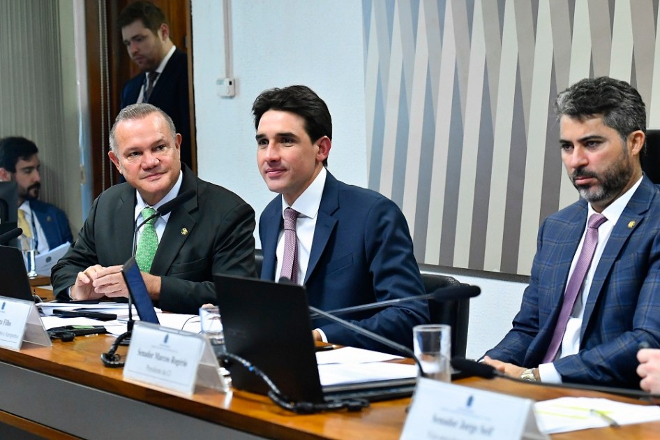 O ministro Silvio Costa Filho participa de audiência na Comissão de Infraestrutura