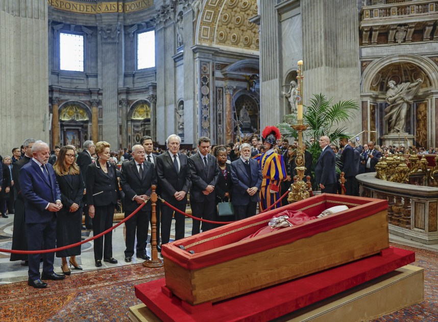 Lula e sua comitiva durante cerimônia de supultamento do papa Francisco