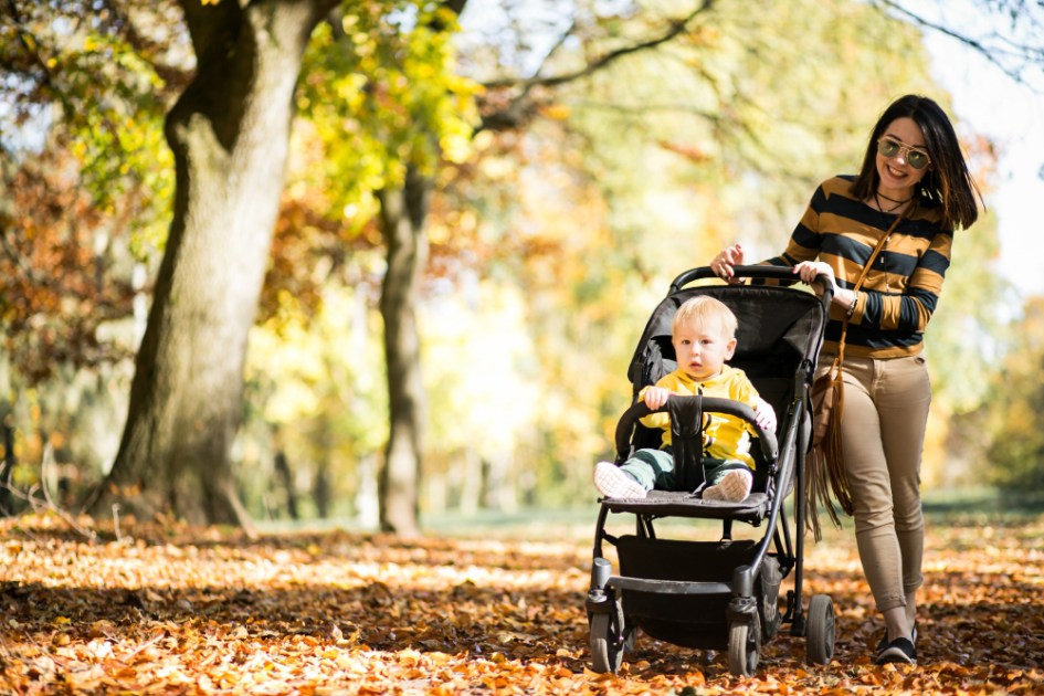 Mãe e filho no parque de outono