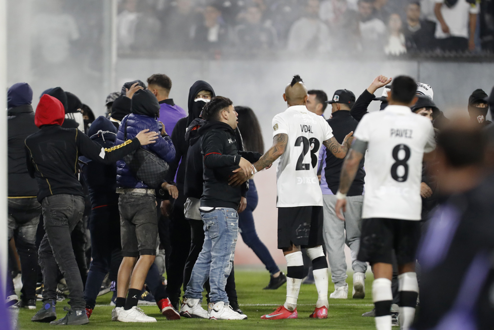 CBF pede vitória do Fortaleza por W.O. na Libertadores após morte de torcedores e invasão de campo