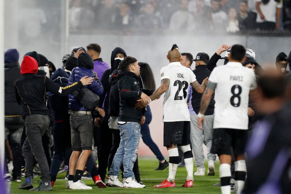 Arturo Vidal, do Colo Colo, conversa com torcedores que invadiram o campo