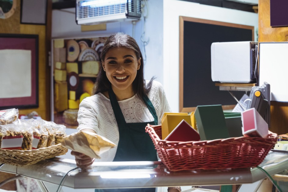 Garçonete trabalhanbdo no balcão