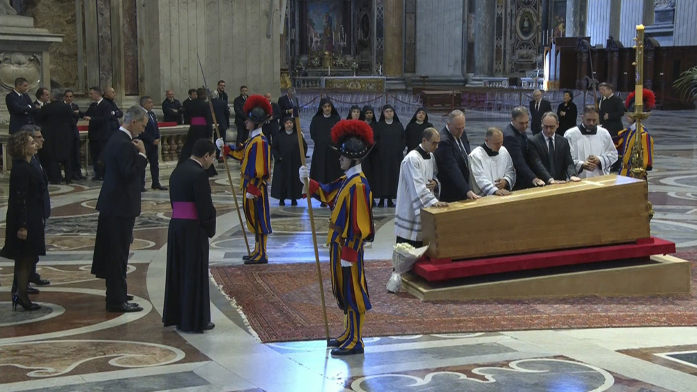 Los reyes de España rinden tributo al papa Francisco poco antes de comenzar su funeral