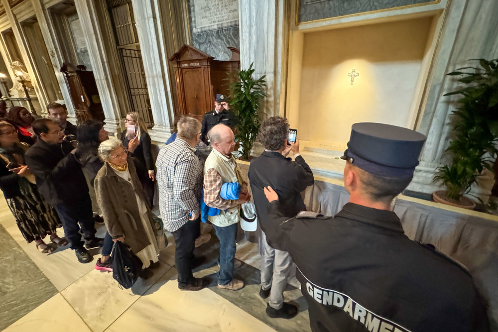 Túmulo do papa Francisco é aberto para visitação do público em Roma