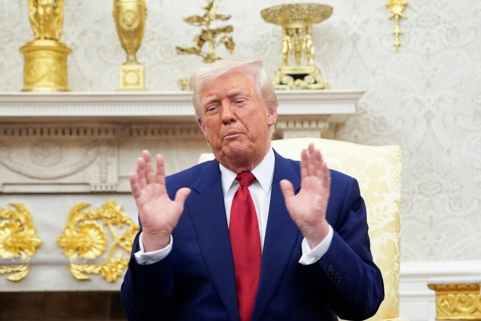O presidente dos Estados Unidos, Donald Trump, fala durante sua reunião com o primeiro-ministro de Israel no Salão Oval da Casa Branca