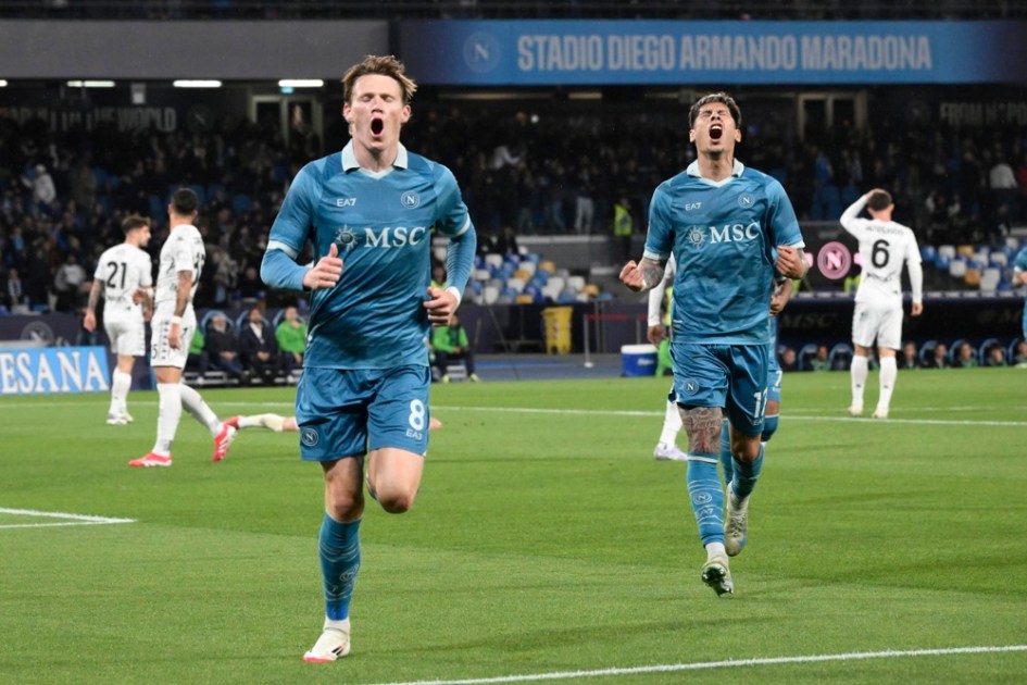 Scott McTominay, do Napoli (à esq.), comemora o gol que abriu o placar na partida contra o Empoli, válida pelo Campeonato Italiano