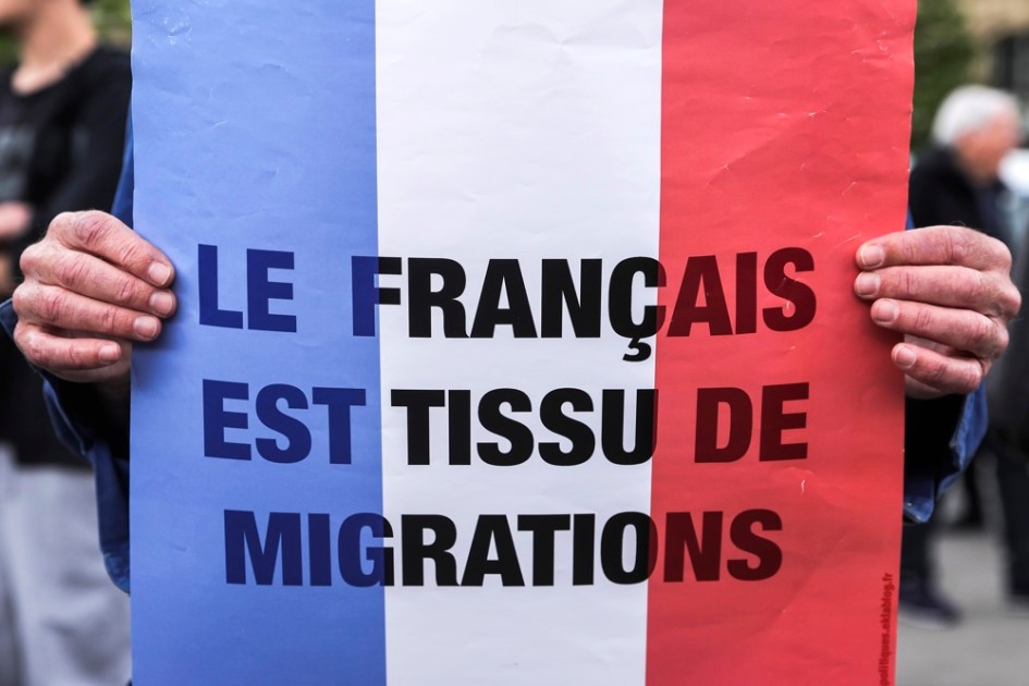 Muçulmanos se reúnem para rezar na mesquita de La Grand-Combe, no sul da França, após ataque que deixou um fiel morto, em 26 de abril de 2025