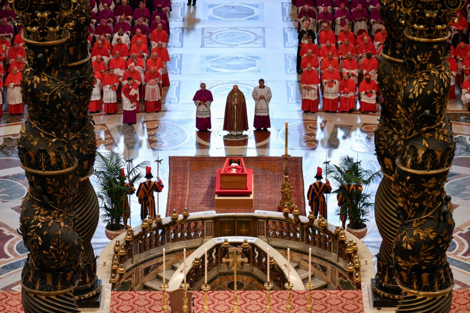 O caixão do papa Francisco chega à basílica de São Pedro.