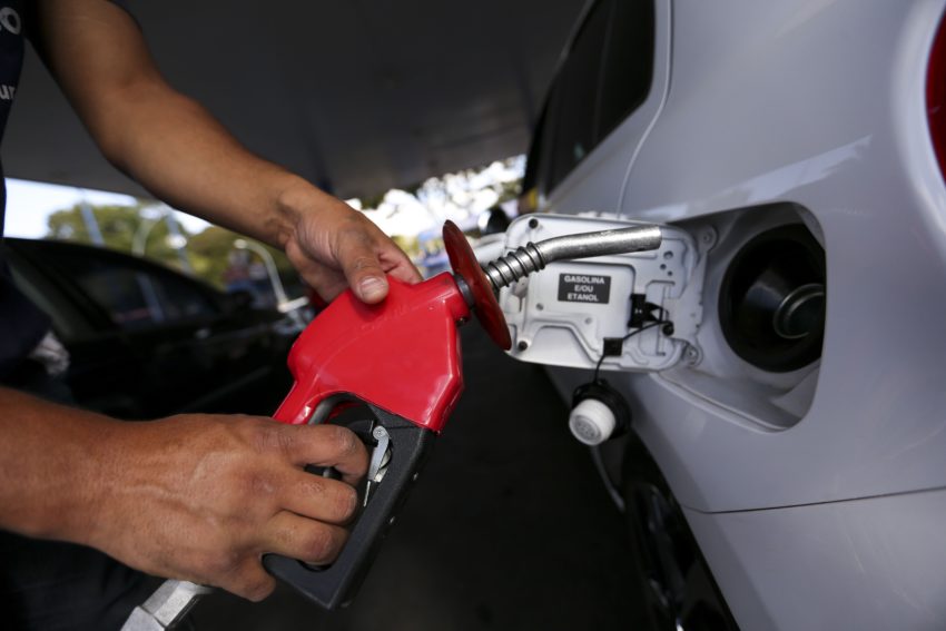 Alta dos combustíveis ocorre em meio ao encarecimento do barril de petróleo no mercado internacional