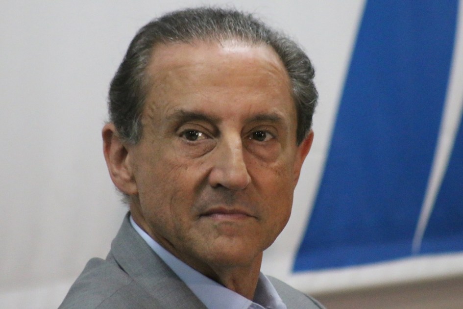 Homem olhando de lado