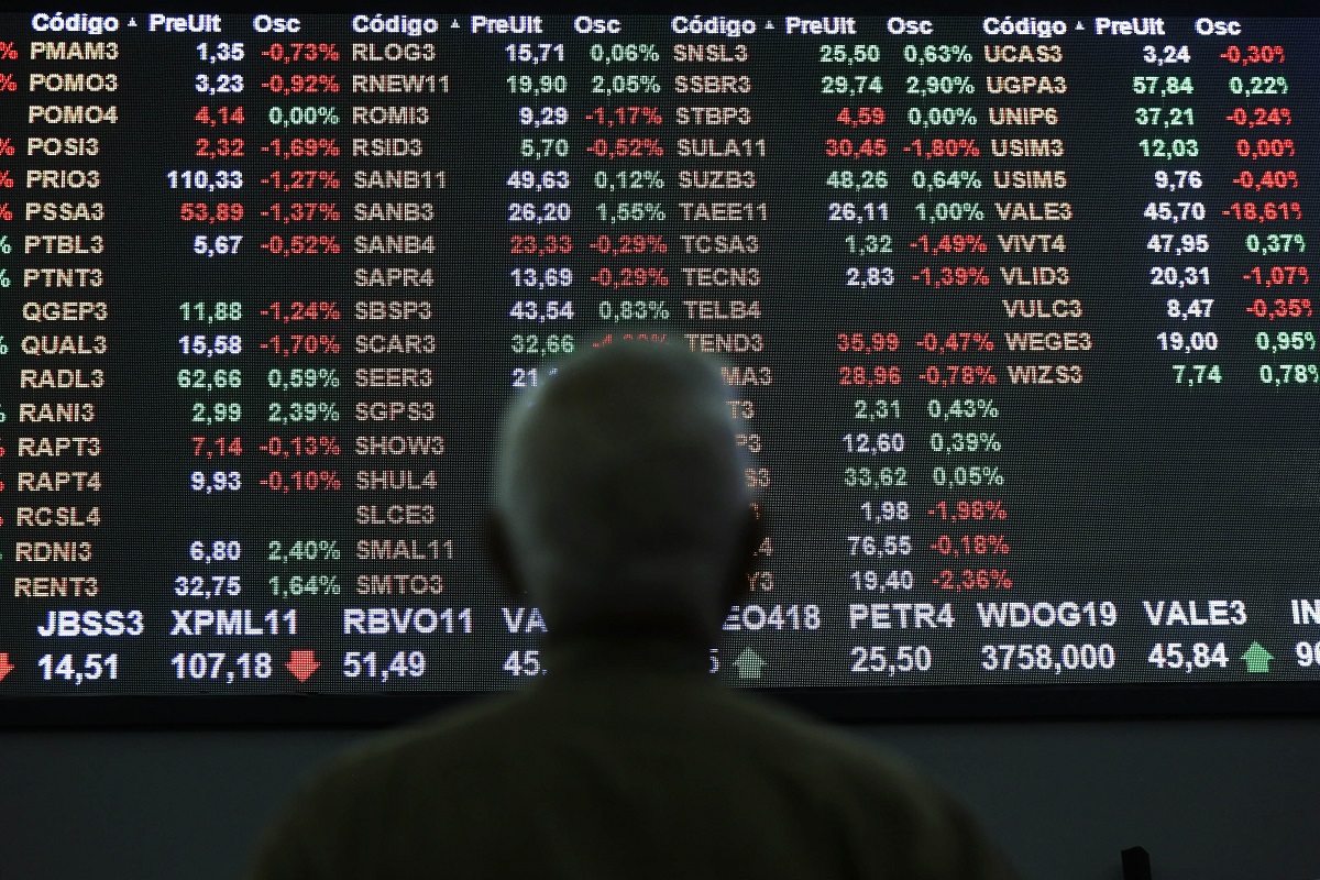Novas tarifas de Trump entram em vigor nesta quarta e provocam outro dia de queda nas Bolsas