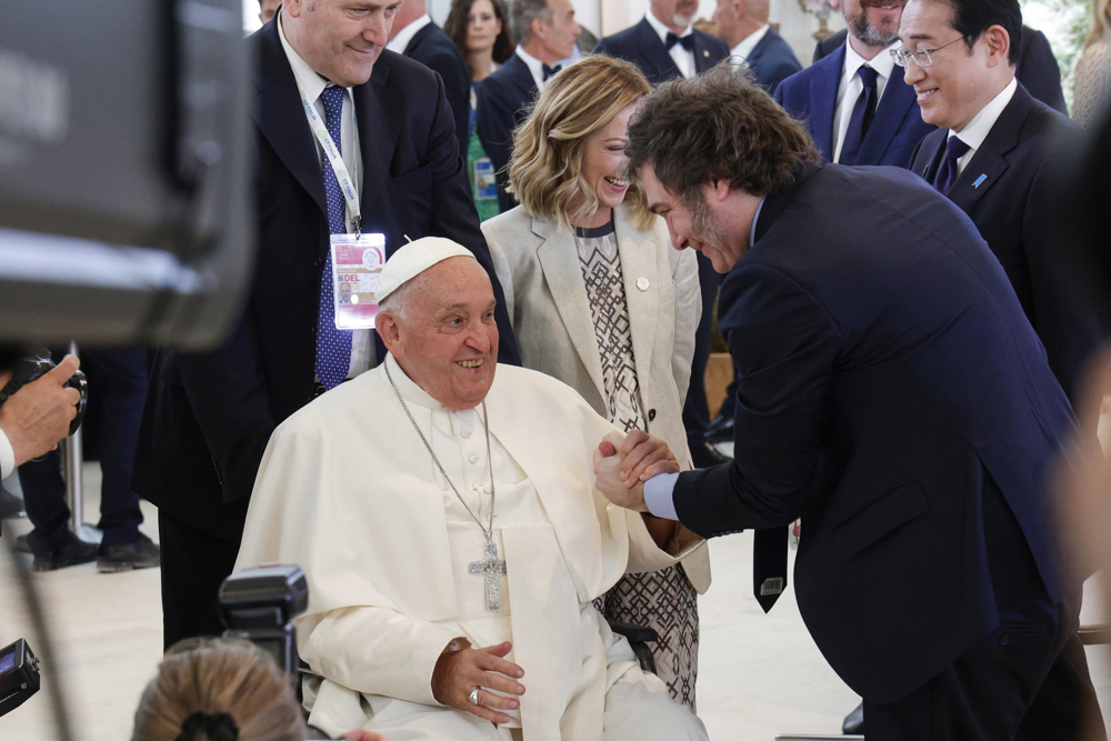 Javier Milei revela que pediu perdão a Francisco após suas duras críticas ao papa