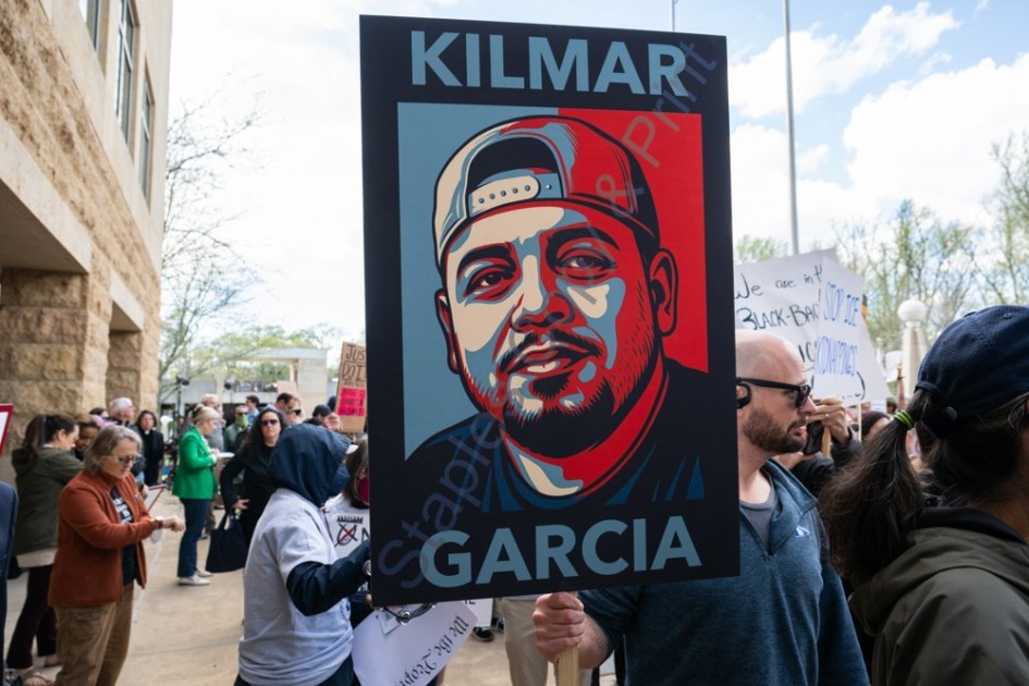 Manifestantes participam de um protesto durante uma audiência de status no caso Abrego Garcia et al v. Noem, no Tribunal Distrital dos EUA em Greenbelt, Maryland