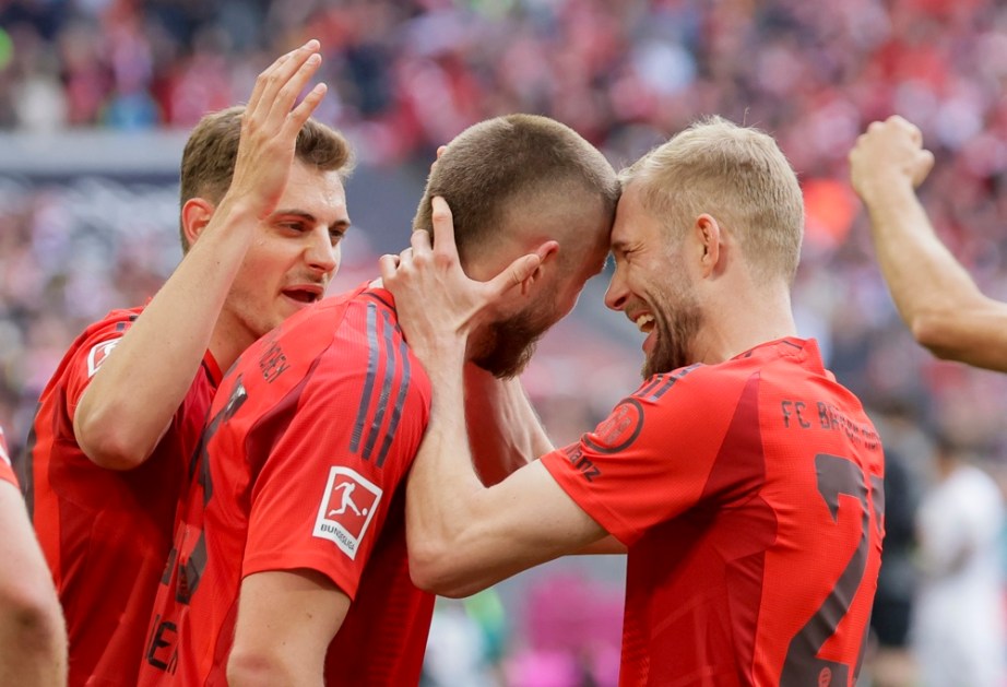 Eric Dier, do Bayern de Munique (C), comemora com companheiros de equipe após marcar o terceiro