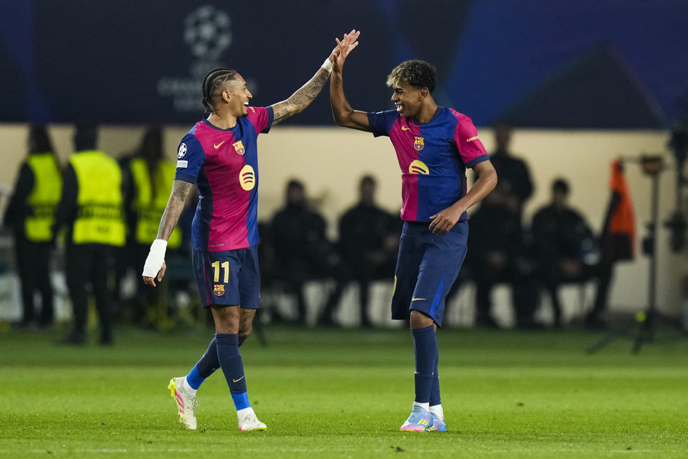 Raphinha brilha e Barcelona goleia o Borussia Dortmund rumo à semifinal da Liga dos Campeões