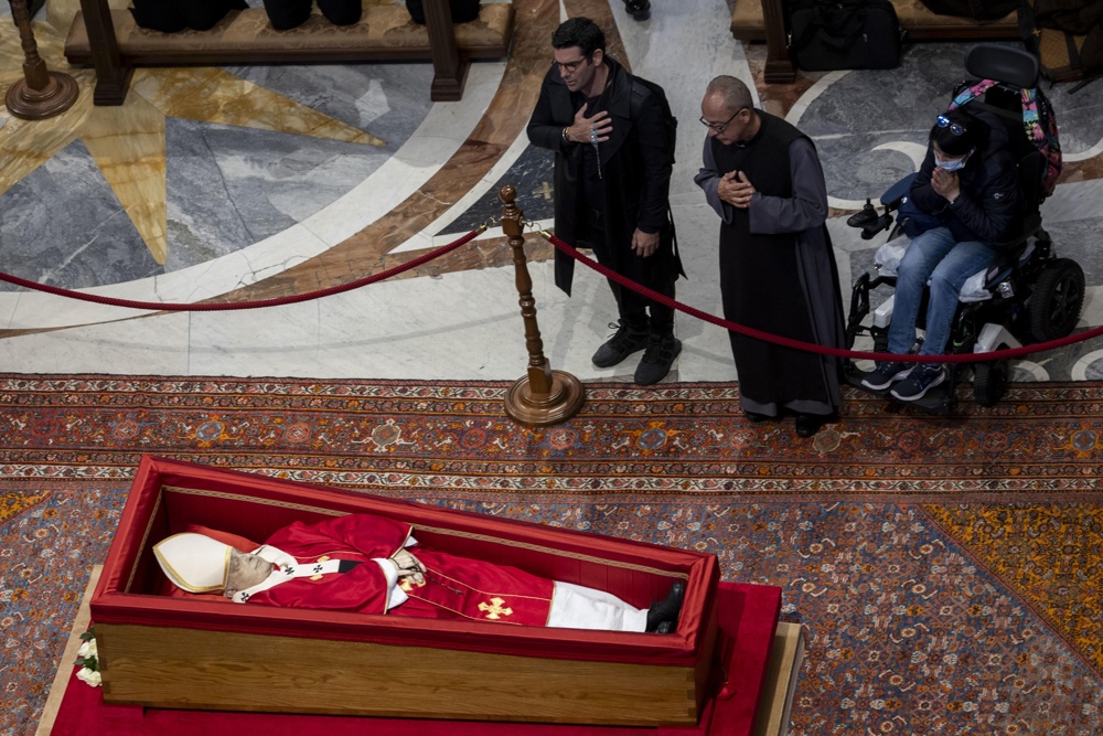 Basílica de São Pedro reabre para o segundo dia de velório do papa Francisco