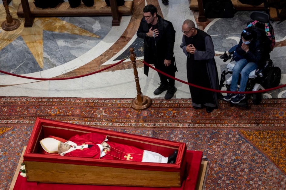 Enlutados veem o caixão aberto do Papa Francisco na Basílica de São Pedro