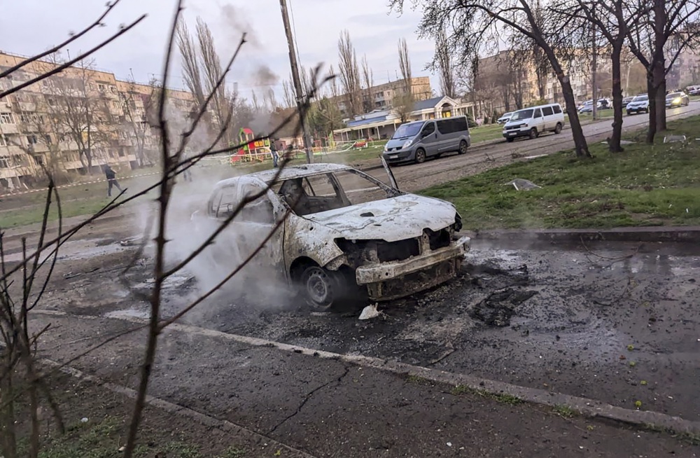 Bombardeio russo mata 14 pessoas, incluindo seis crianças, na cidade natal de Zelensky