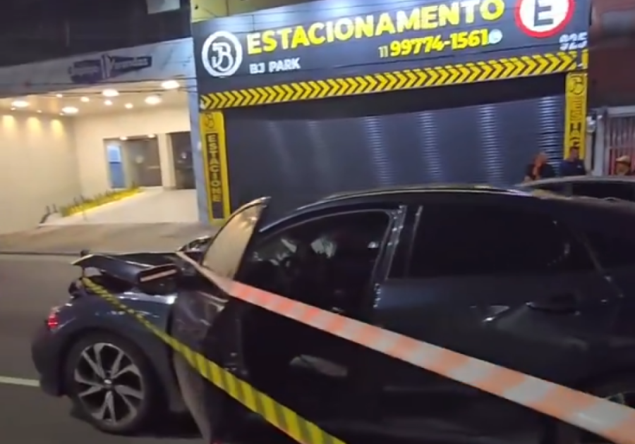 Veículo destruído após acidente na Avenida Goiás, em São Caetano do Sul