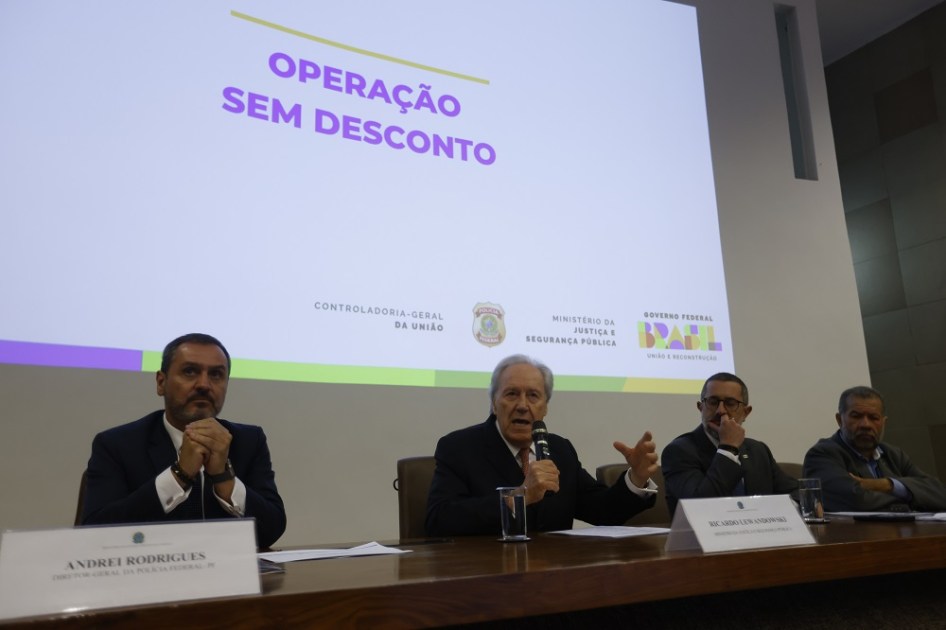 o diretor-geral da Polícia Federal (PF), Andrei Rodrigues(e); o ministro da Justiça, Ricardo Lewandowski; o ministro da Controladoria Geral da União (CGU), Vinicius Marques de Carvalho; e o ministro da Previdência Social, Carlos Lupi, durante entrevista coletiva realizada no Palácio da Justiça, em Brasília