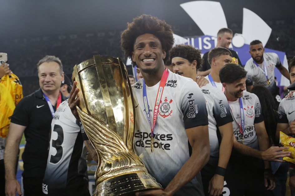 Talles Magno segura o troféu do Campeonato Paulista, conquistado em cima do rival Palmeiras